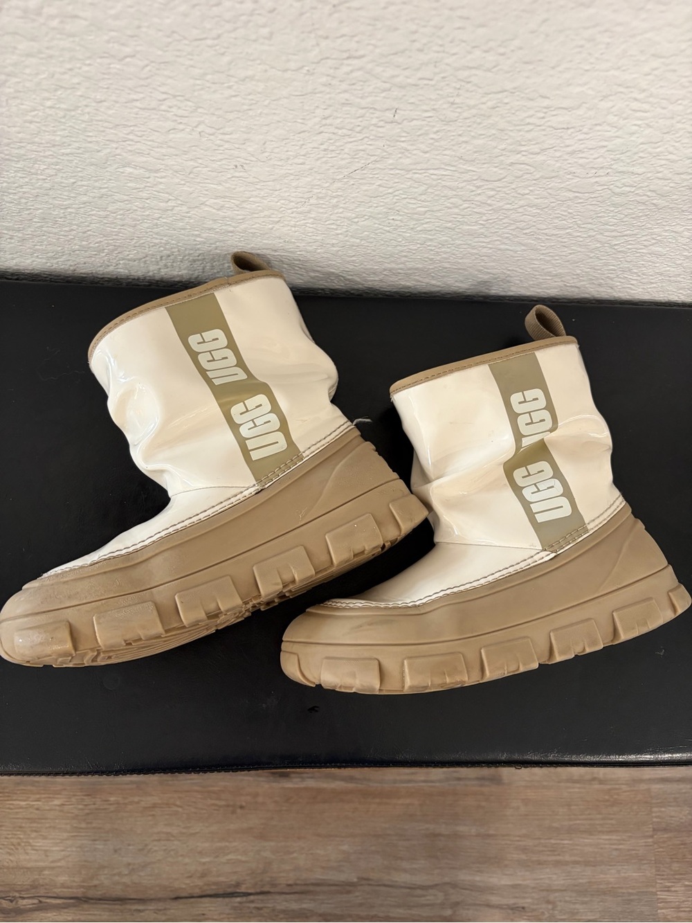 UGG Brellah mini waterproof Kids Cream and Tan Chunky Sole Winter Boots size 1